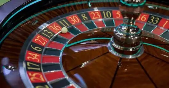 Live Qiu Qiu table interface on pos4d heylink showing multiple player positions and betting controls